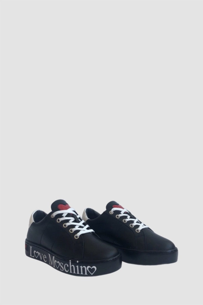 Love Moschino Sneaker con logo vista di entrambe le scarpe