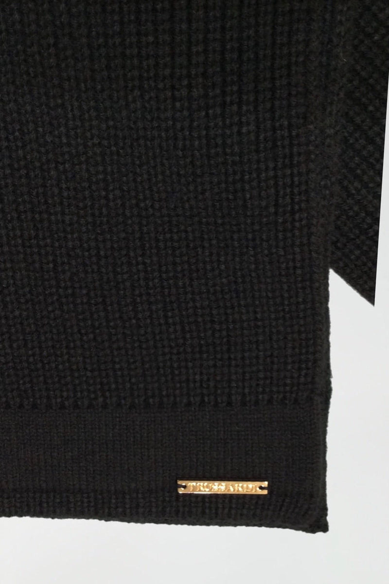Trussardi Sciarpa Donna Logo Metallico vista dettaglio della targhetta metallica