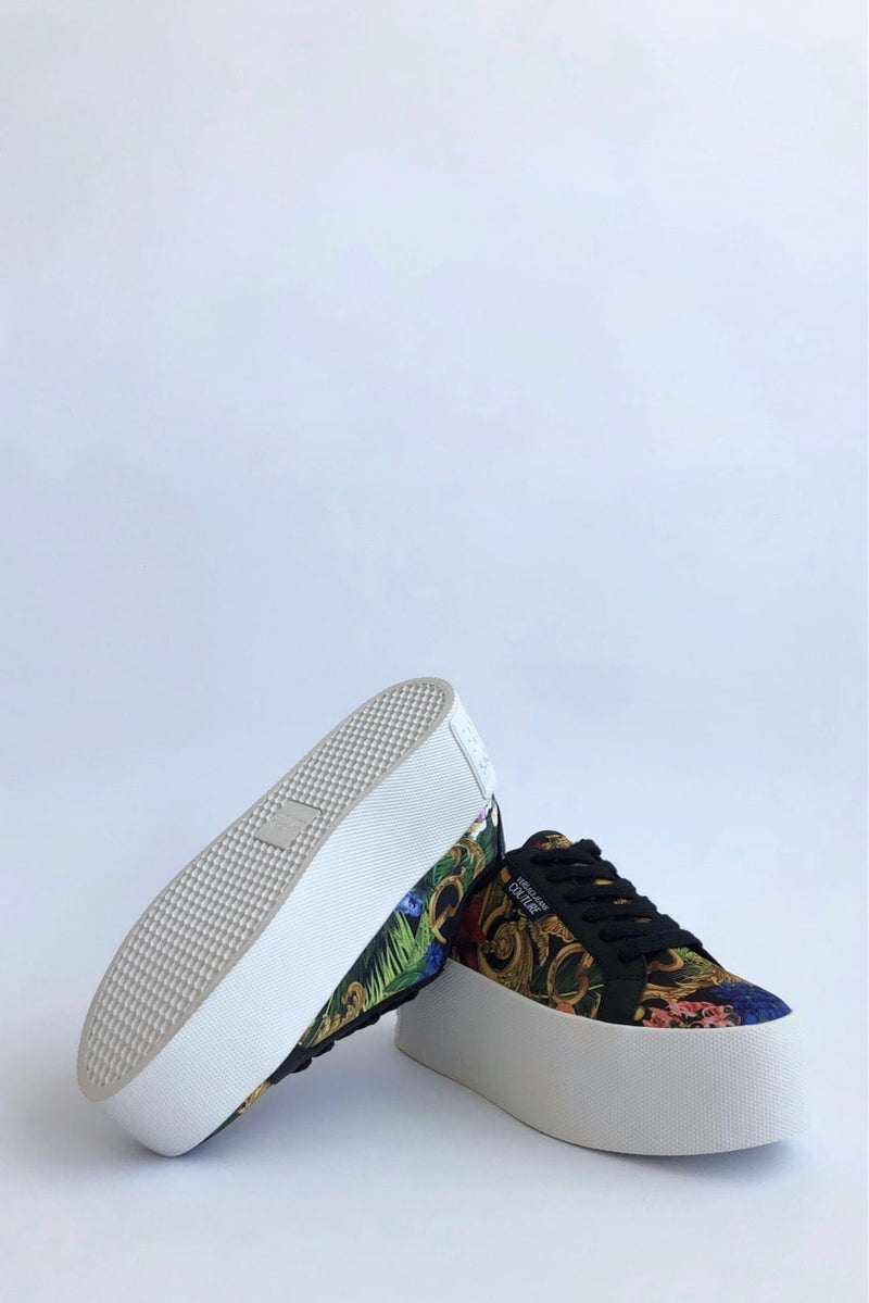 Versace Jeans Couture Sneaker con plateau vista con scarpa destra sovrapposta